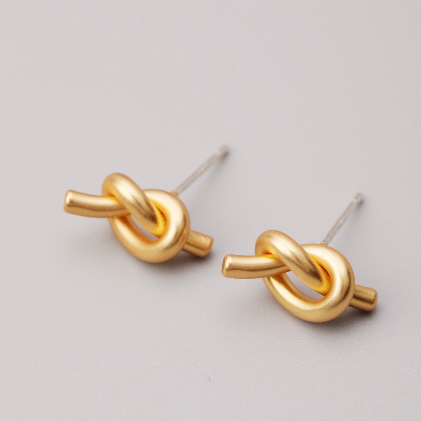 Petites boucles d'oreilles nouées haut de gamme