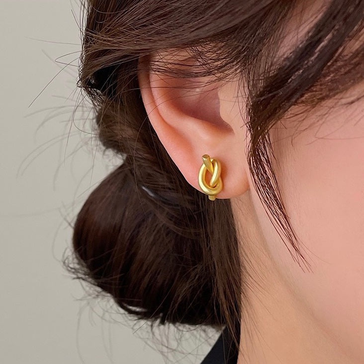 Petites boucles d'oreilles nouées haut de gamme