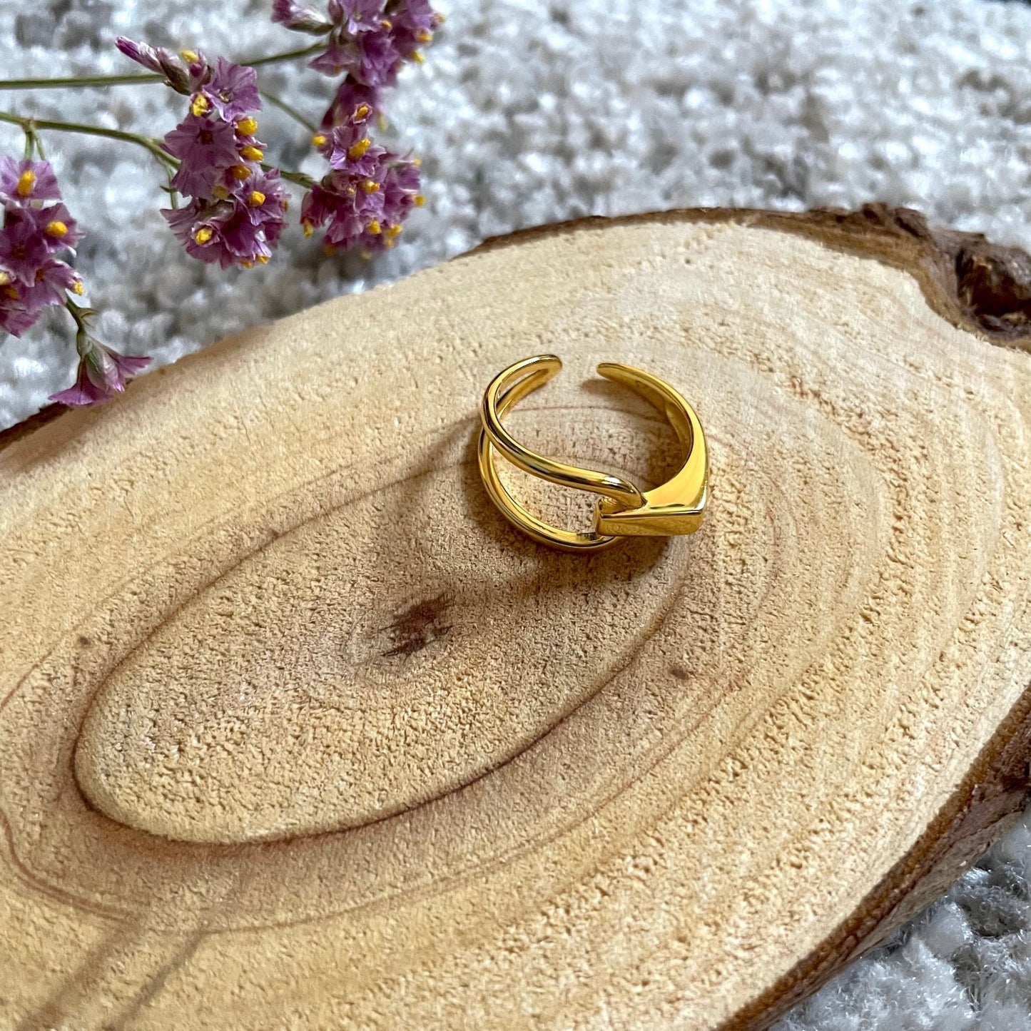 Goldener kostbarer Ring