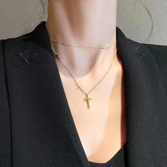 Collier en titane avec croix en or rose