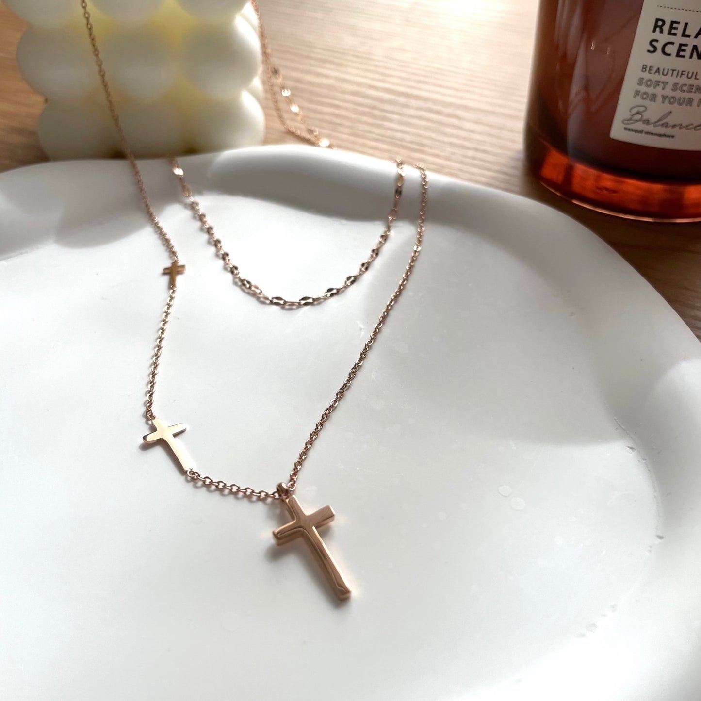 Collier en titane avec croix en or rose