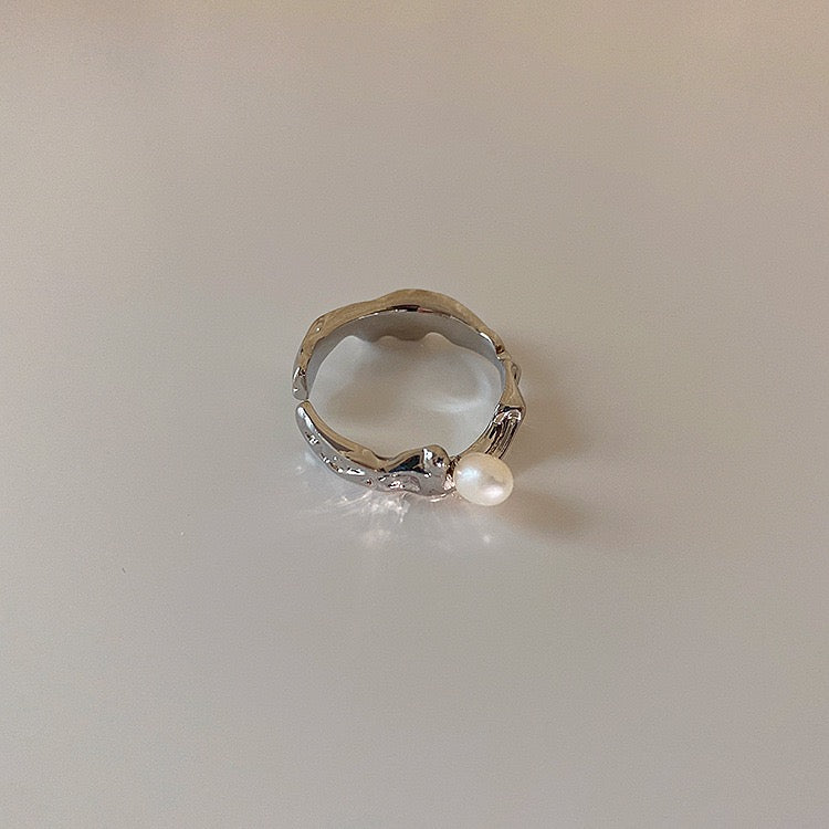 Irregular Pearl Ring (Golden / Silver)